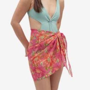 Melanie Sarong in Miami Peony